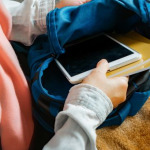 荷物を入れる女性